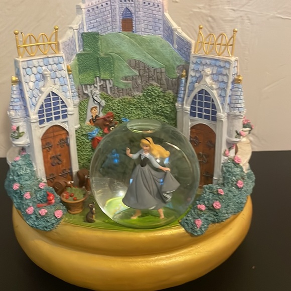 Disneyland Exclusive 3 in 1 Musical Snow Globe Aurora, Cinderella and Snow White - Picture 5 of 11